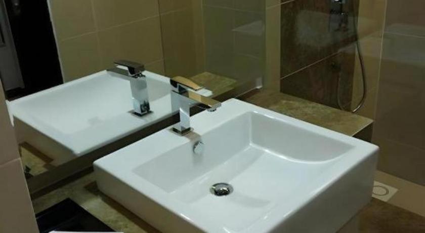 Eminent Hotel Kota Kinabalu Esterno foto