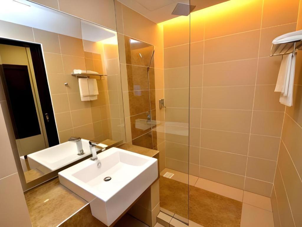 Eminent Hotel Kota Kinabalu Esterno foto