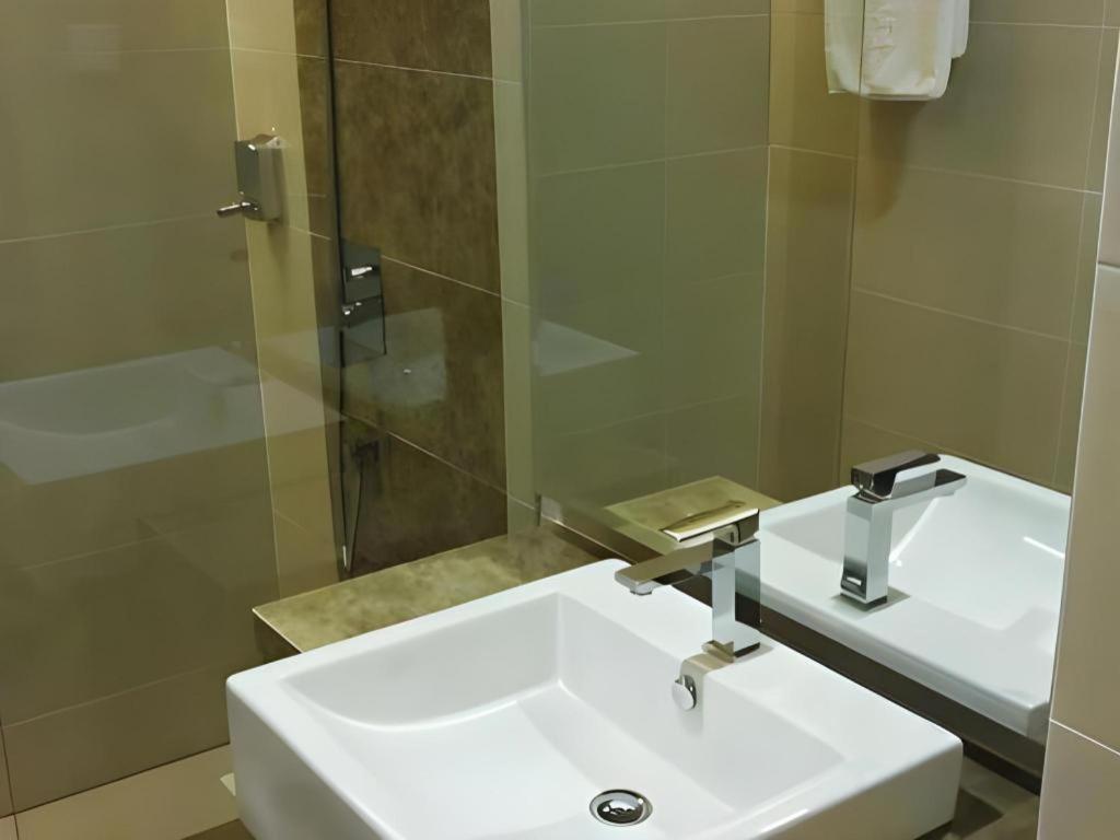 Eminent Hotel Kota Kinabalu Esterno foto