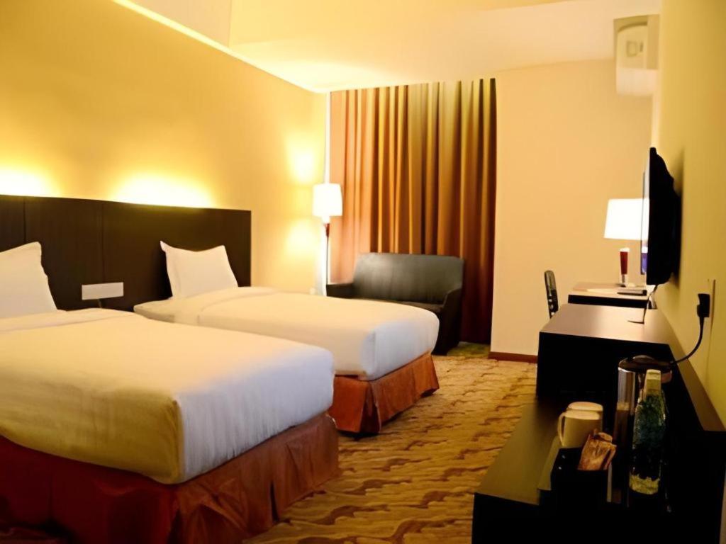 Eminent Hotel Kota Kinabalu Esterno foto