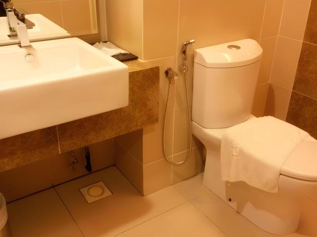 Eminent Hotel Kota Kinabalu Esterno foto